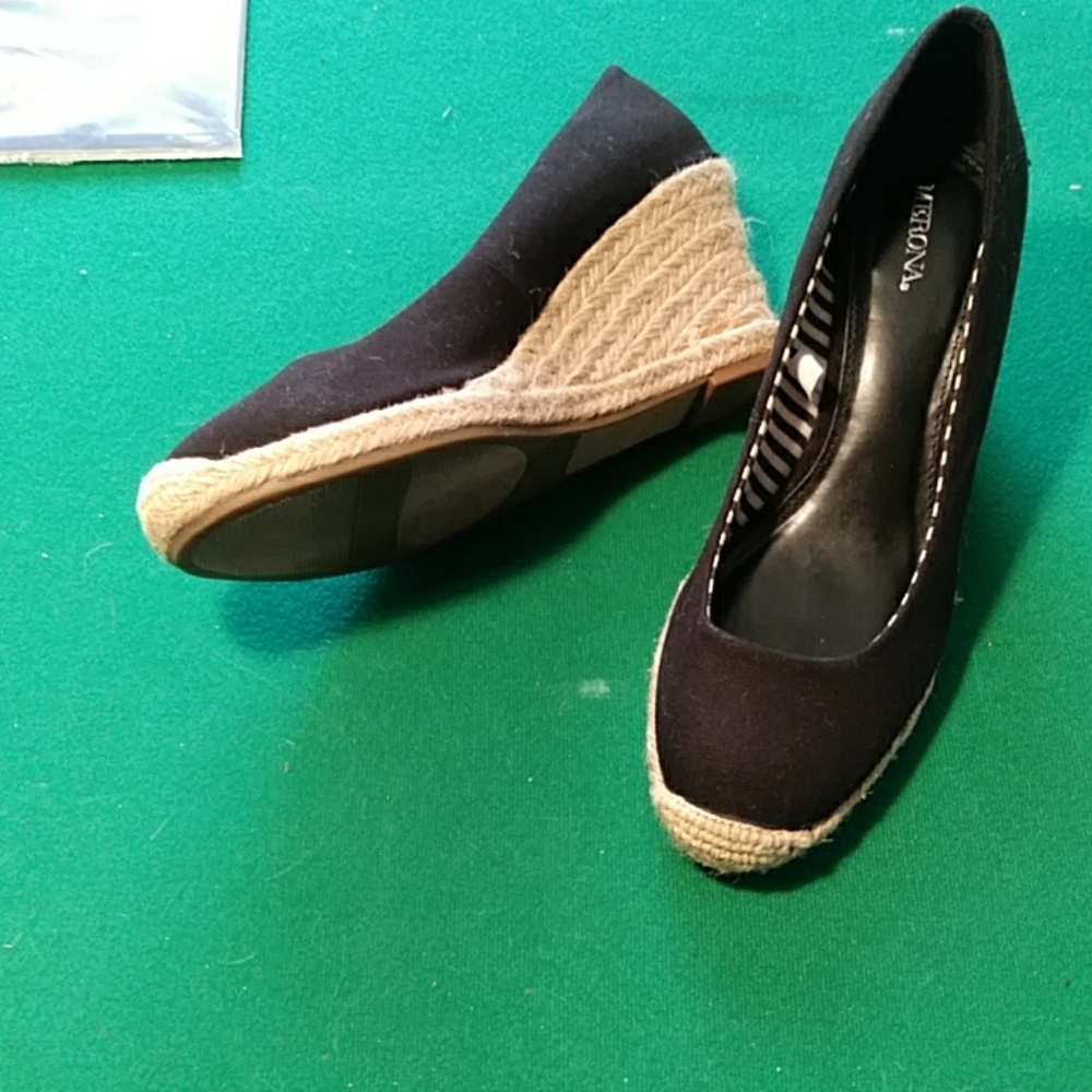 Black wedge